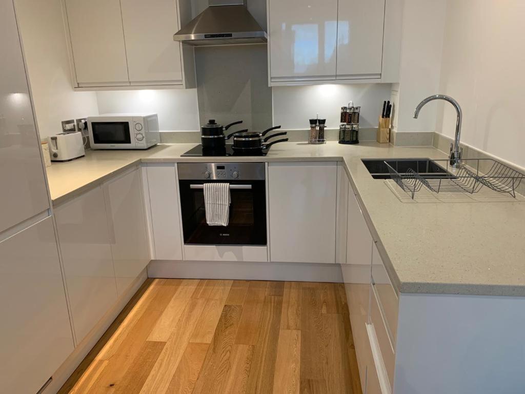 Modern 2 Bed 2 Bath Apartment In Central Croydon! المظهر الخارجي الصورة