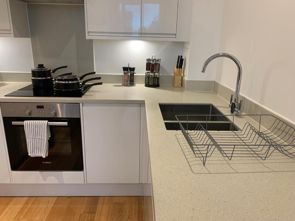 Modern 2 Bed 2 Bath Apartment In Central Croydon! المظهر الخارجي الصورة