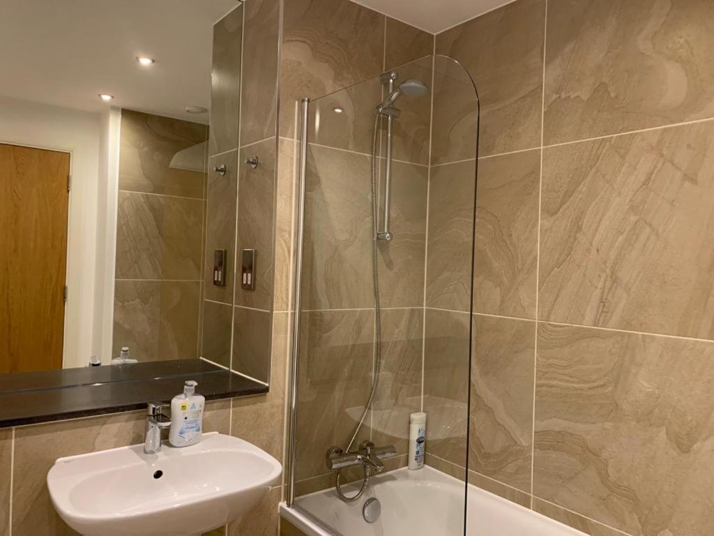 Modern 2 Bed 2 Bath Apartment In Central Croydon! المظهر الخارجي الصورة
